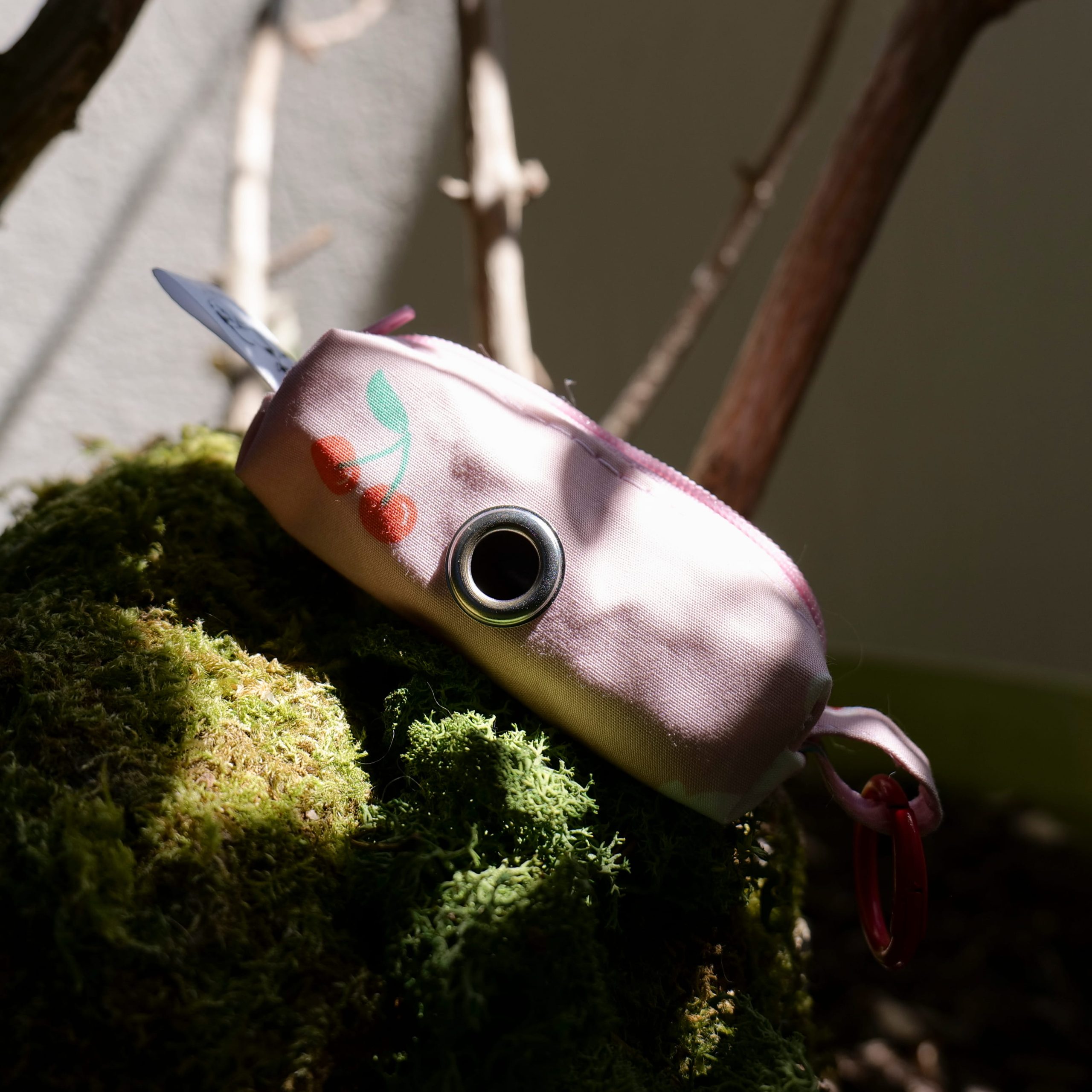 etui-sac-a-crottes-cerise