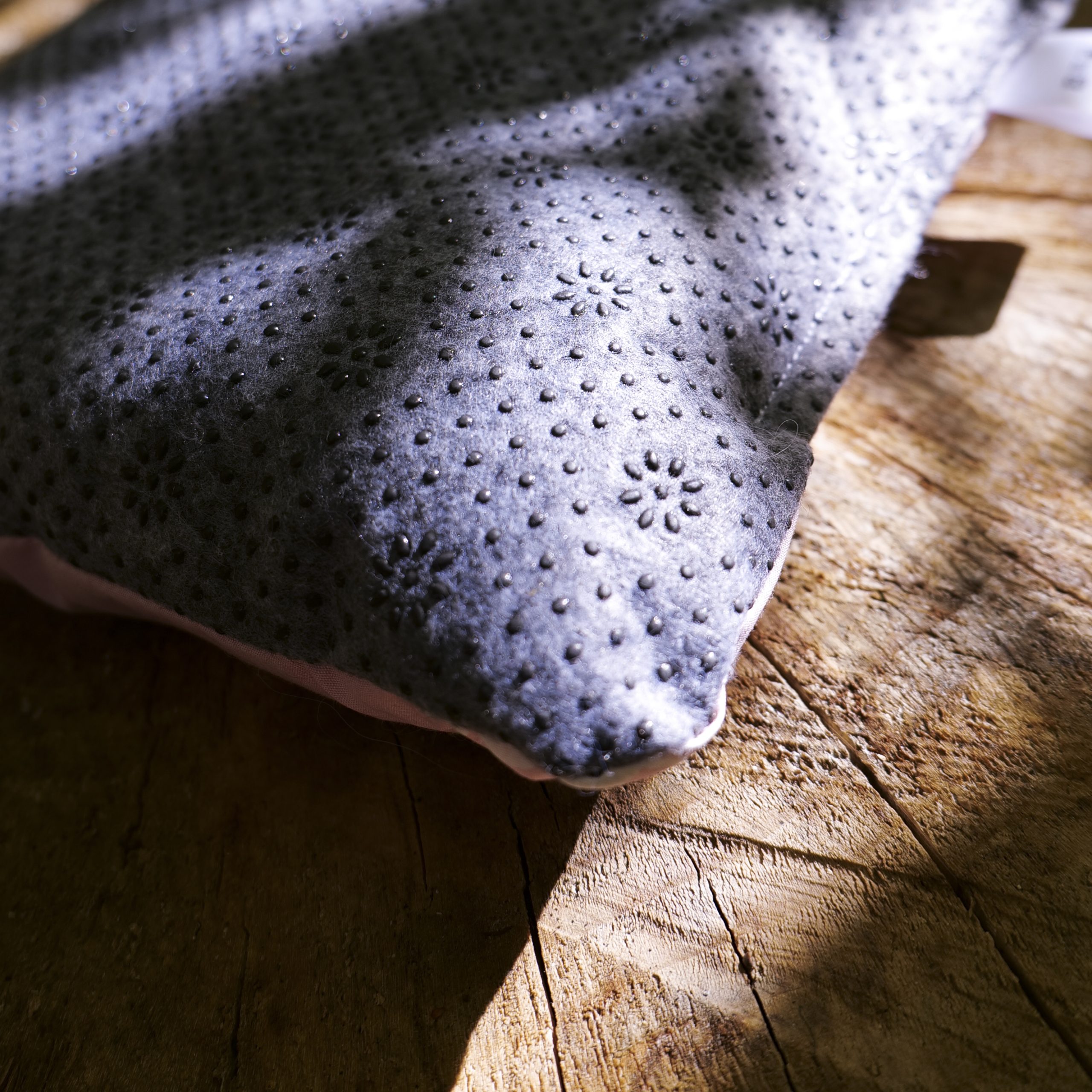 Coussin antidérapant - Cerise – Image 8