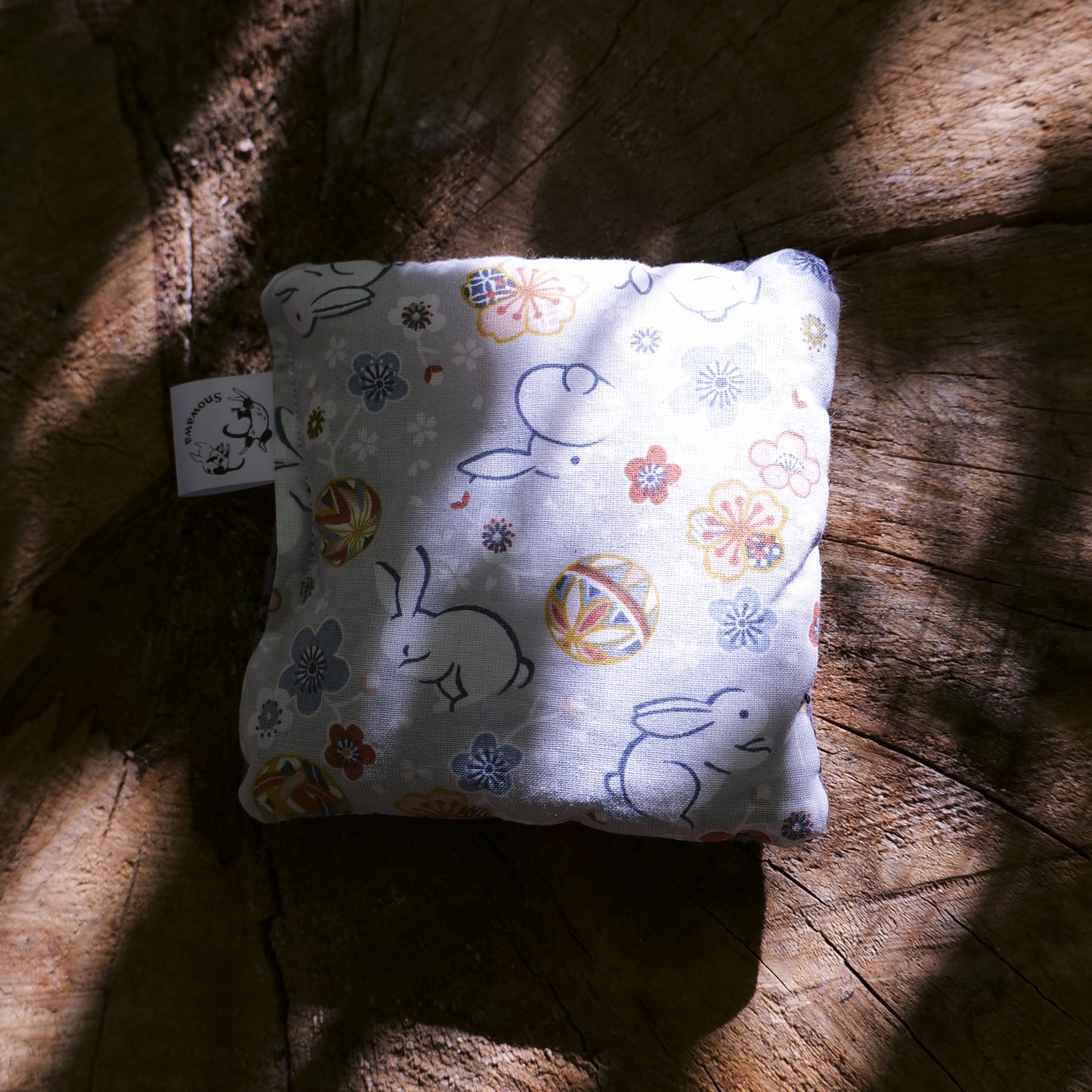 Coussin antidérapant petit - Lapin Japon – Image 3