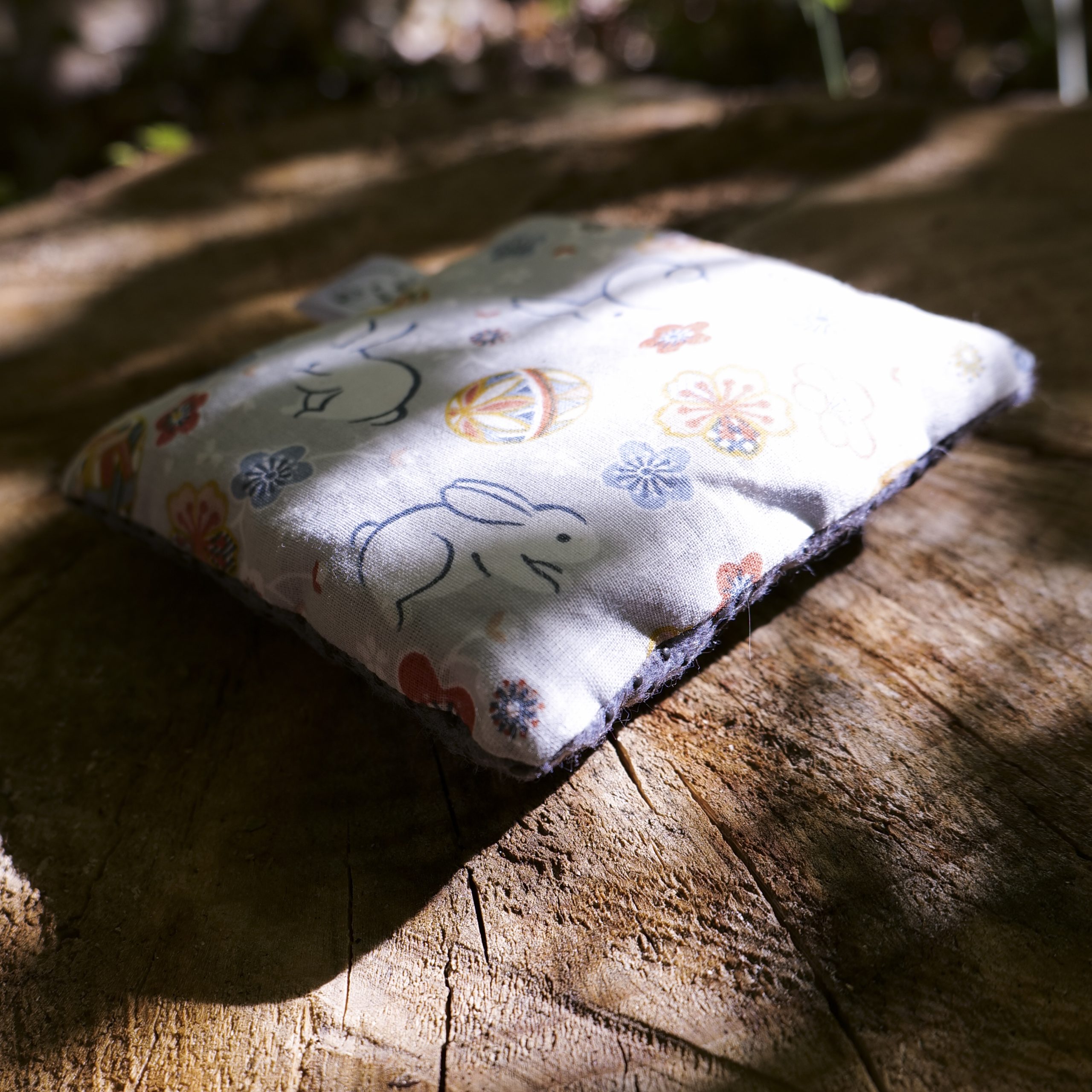 Coussin antidérapant petit - Lapin Japon – Image 4