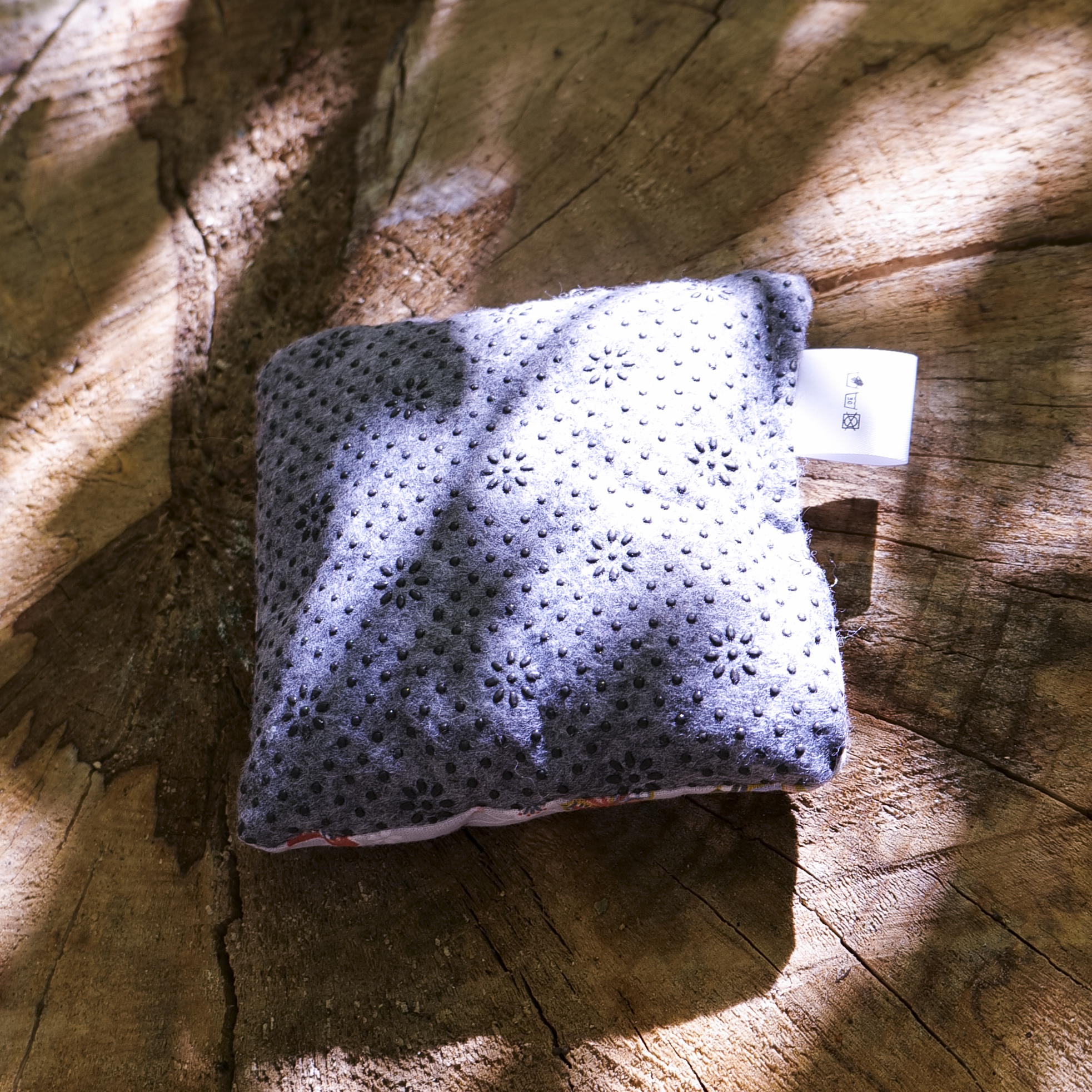 Coussin antidérapant petit - Lapin Japon – Image 6